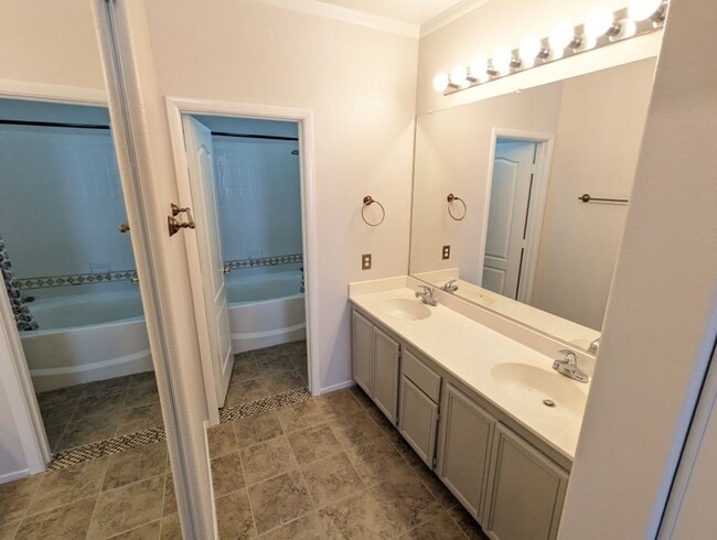 Building Photo - 9901 Trailwood Dr