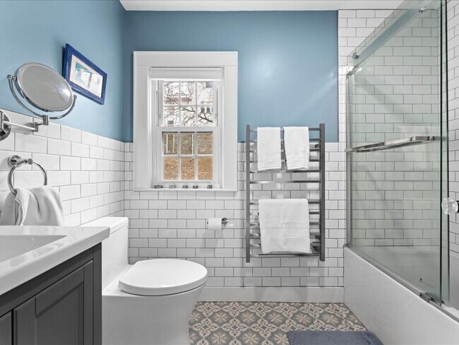 Building Photo - 40 Lake Shore Rd