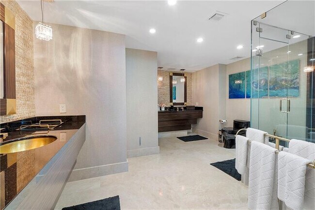 Building Photo - 101 S Fort Lauderdale Beach Blvd