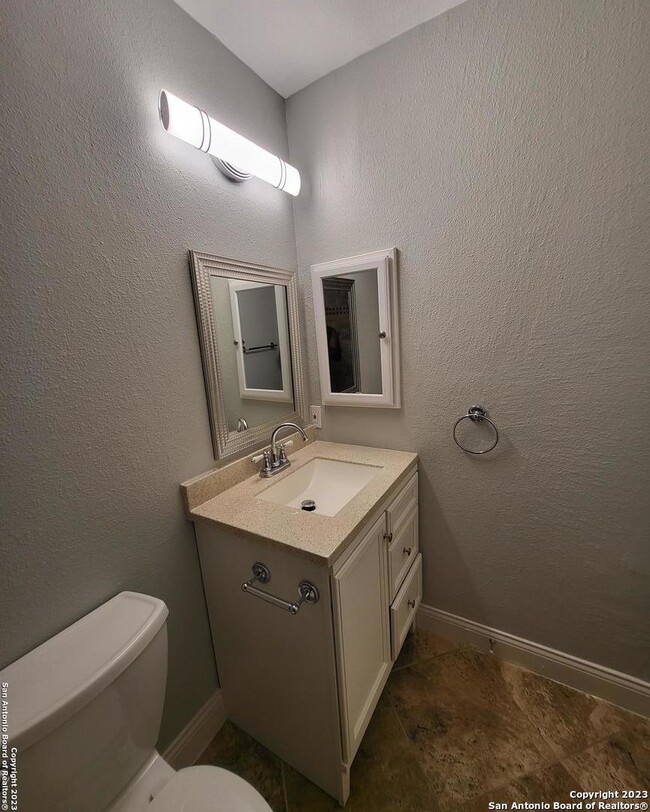 Building Photo - 656 Fern Meadow Dr