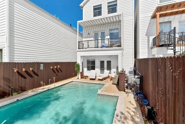 Primary Photo - 5227 Nett St