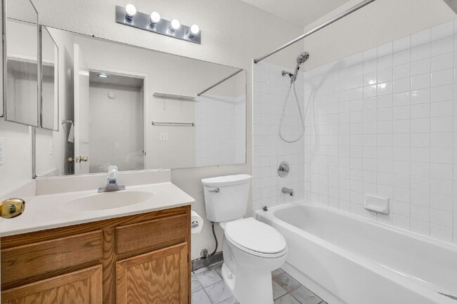 Building Photo - "Charming 3-Bed Oasis with 2 Full Baths in Las Vegas – 1,289 Sq Ft of Comfort!"