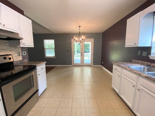 Building Photo - 200 S Creek Dr