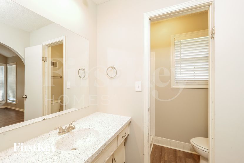 Building Photo - 6704 NW Mirror Lake Terrace