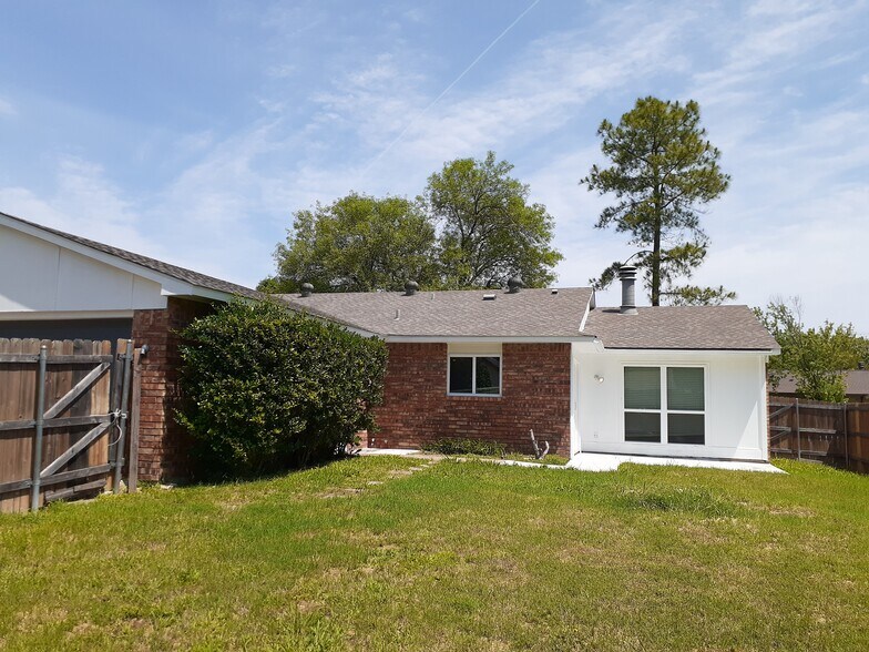 Building Photo - 9022 Millwood Dr