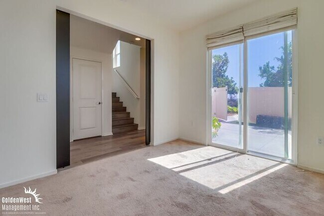 Building Photo - Stunning Corner Unit 4Bdm 3.5Ba Townhome w...