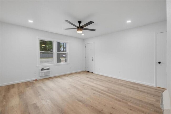 Building Photo - 610 N College Dr