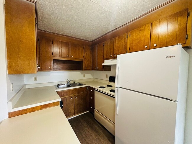 Building Photo - 4 Bedroom 2.5 Bath Townhouse