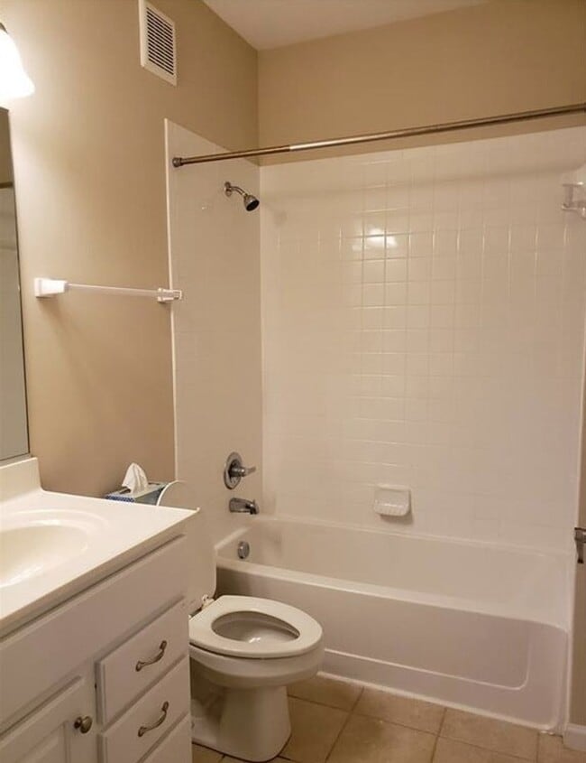 Building Photo - 2BR & 2BA Condo in Central Location w/Garage-Available 06/22/26