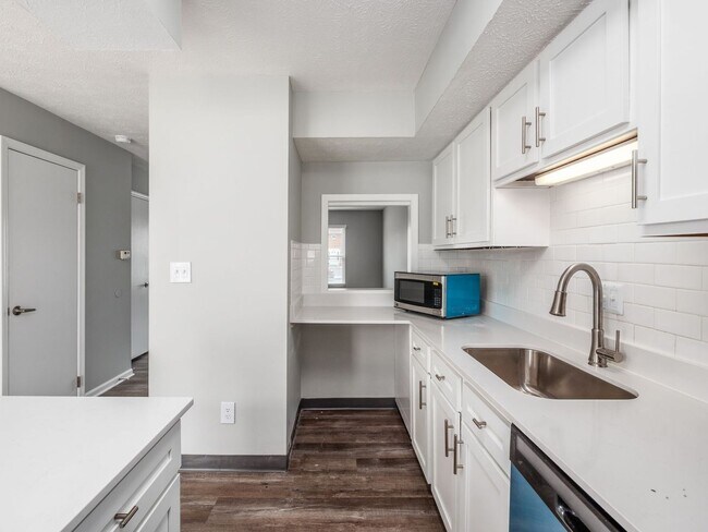 Building Photo - 4489 Mobile Dr