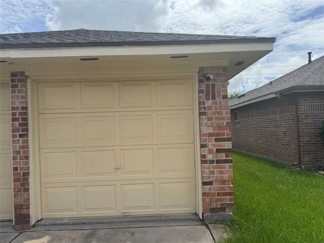 Building Photo - 11922 Sulphur Springs Dr
