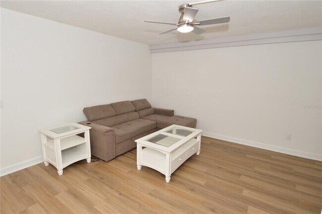 Building Photo - 4700 Cove Cir
