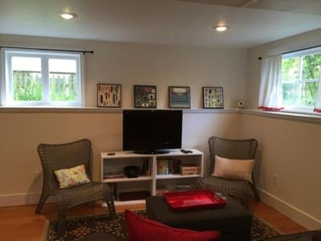 Building Photo - 342 16th Ave E