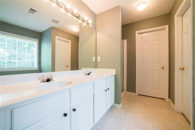 Building Photo - 3495 Ridgefair Dr