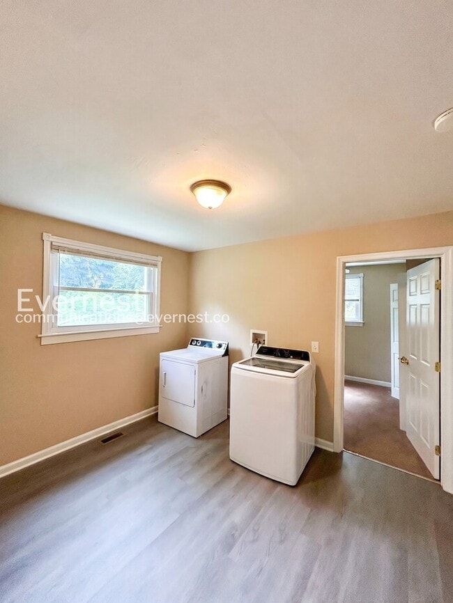 Building Photo - 3 Bed, 1 Bath Home with Driveway and Hardwood Floors | Housing Vouchers Accepted |  Available Now!