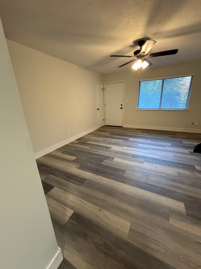 Building Photo - 1102 Apache Dr