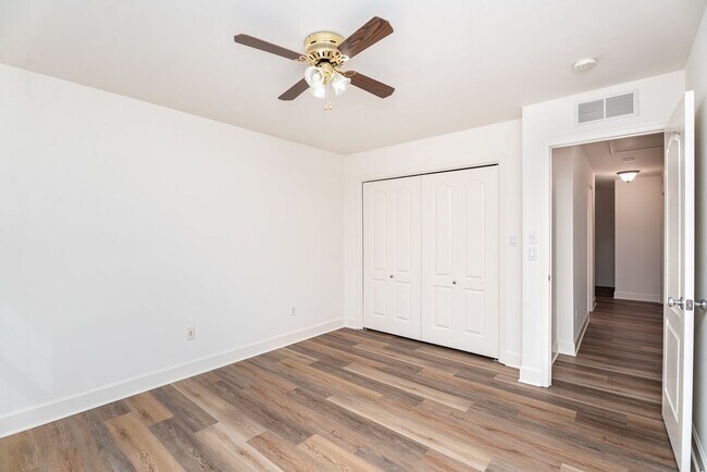 Building Photo - Welcome to this 3 bedroom, 2.5 bathroom to...