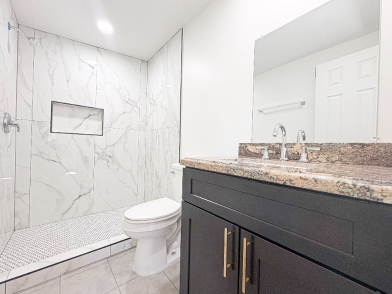 Building Photo - 458 S Mulberry