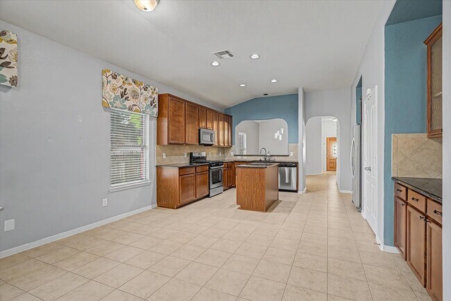 Building Photo - 623 W Newport Bend