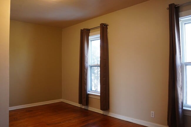 Building Photo - AVAILABLE JUNE - 3 BED 1 BATH