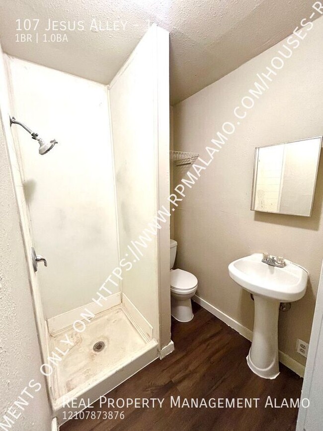 Building Photo - **MOVE-IN SPECIAL** AVAILABLE NOW! Charmin...