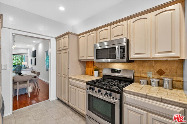 Building Photo - 1920 Pandora Ave