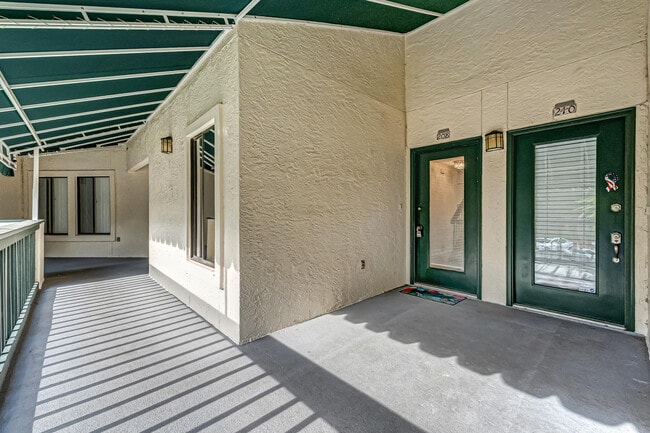 Building Photo - 208 Southlake Ct