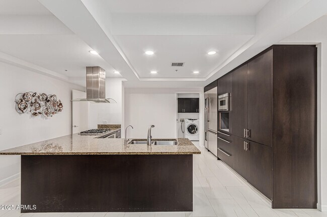 Building Photo - 7121 E Rancho Vista Dr