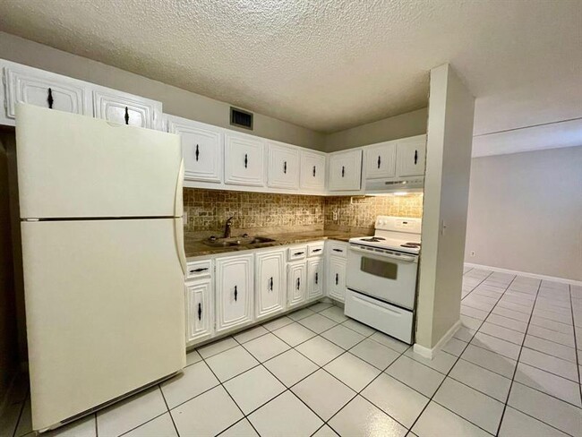 Building Photo - 511 W Kalmia Dr