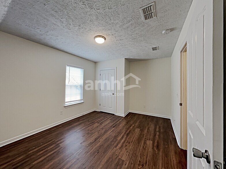 Building Photo - 1721 N Cove