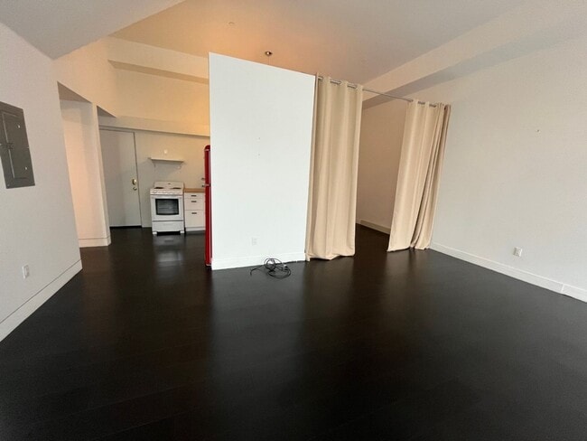 Building Photo - SPACIOUS STUDIO IN OAKLAND!