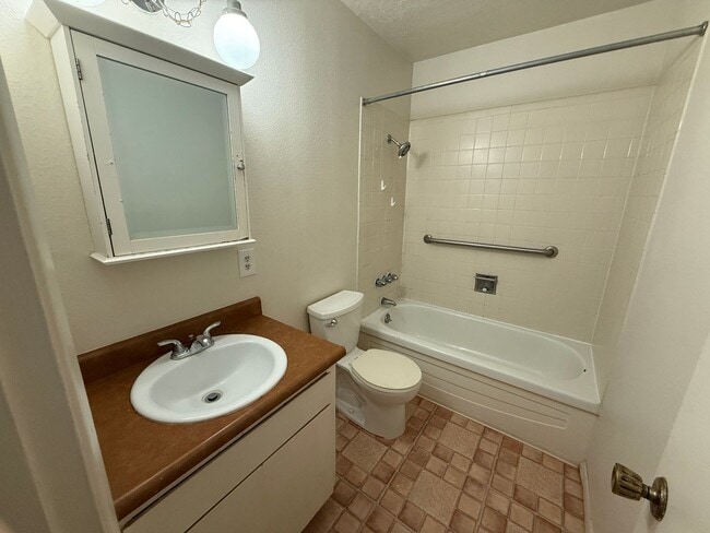 Building Photo - 2 Bedroom 1 Bathroom Townhouse in North Valley!  Refrigerated air! Ground Floor!