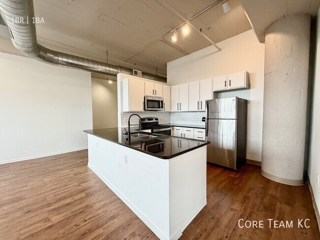 Building Photo - 320 W 7th St