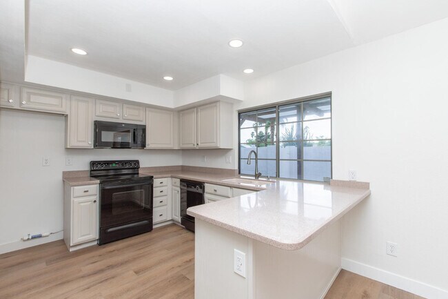 Building Photo - 2607 E Larkspur Dr