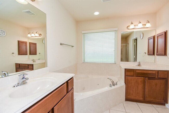 Building Photo - 231 S Lantana Cir