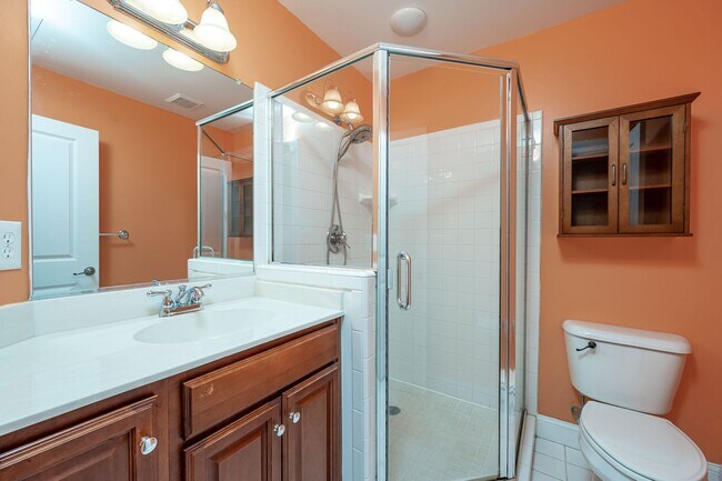 Building Photo - Modern 3BR/2.5BA Oregon Hill Townhome with 2-Car Garage — Walk to VCU & James River — $2,550/mo!