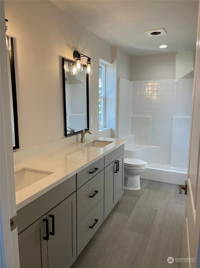 Building Photo - NIce Bremerton Townhouse