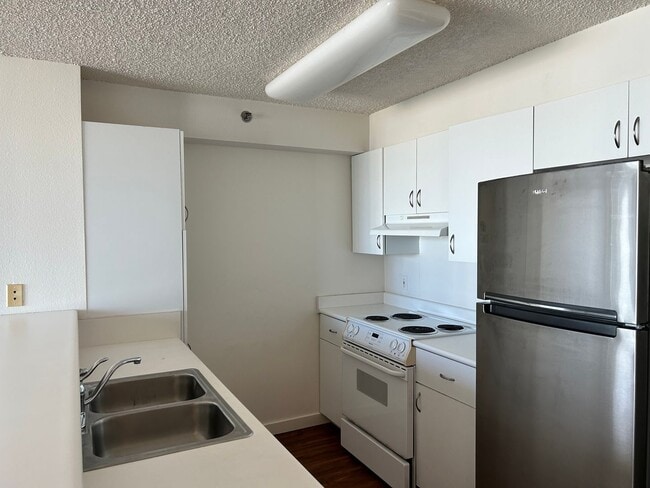 Building Photo - Great Views, Great Location and Beautiful ...