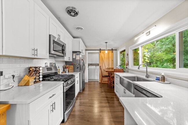 Building Photo - Fantastic 4-Bedroom with Updated Kitchen &...