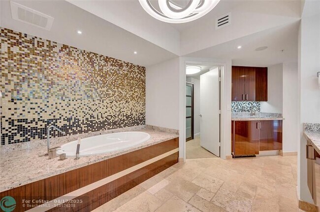 Building Photo - 333 Las Olas Way