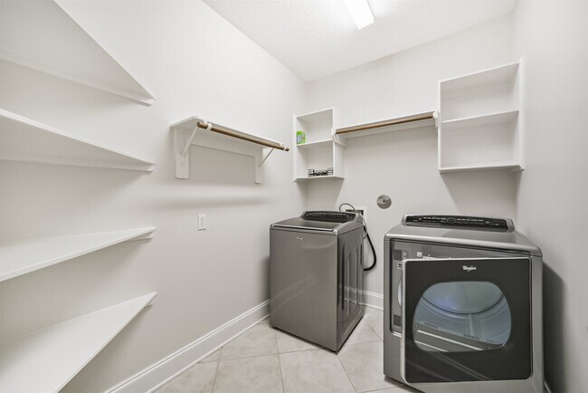 Building Photo - 3077 Dee's Cir