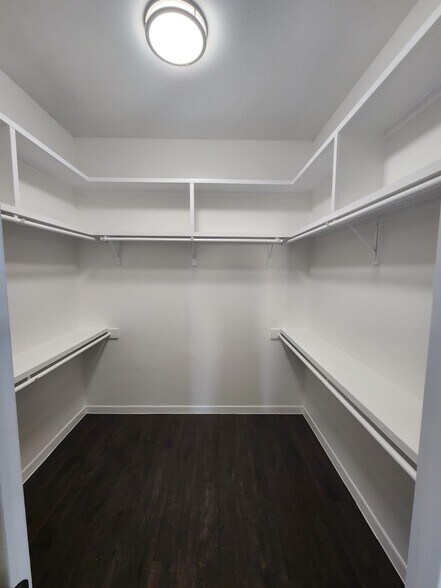 Building Photo - 2716 Kerria Ave