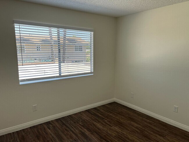 Building Photo - FARQUHAR 4081-4087