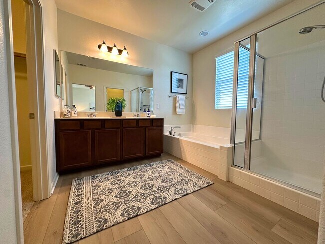 Building Photo - Stunning 4 Bedroom, 3 Bath Questa Home