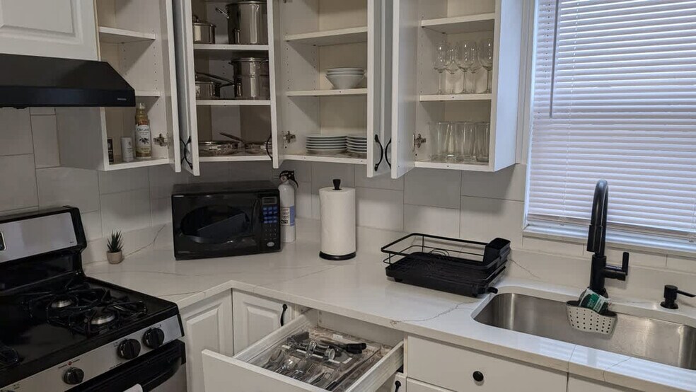 Building Photo - 1626 Union Turnpike