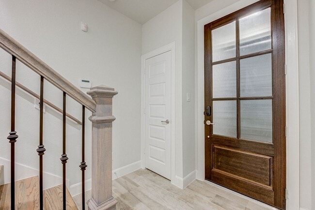 Building Photo - 3BR, 3.5BA Townhome with Balcony, Yard & D...