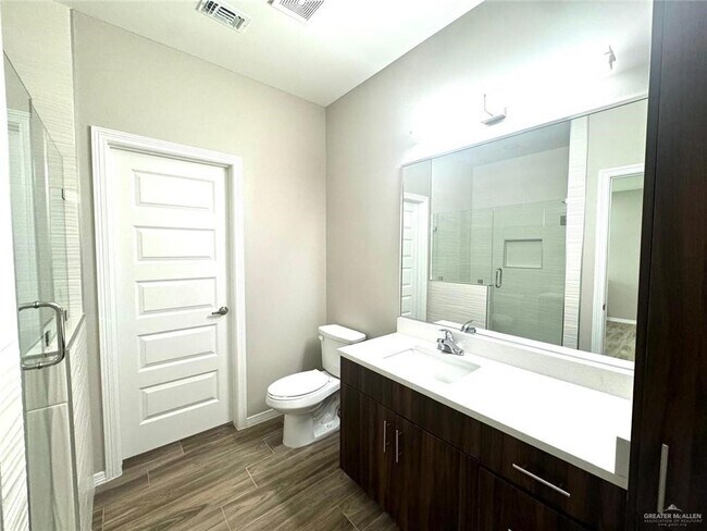 Building Photo - 14 E Walnut Ave