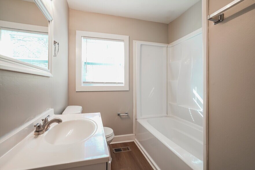 Building Photo - 1340 5th Pl NW