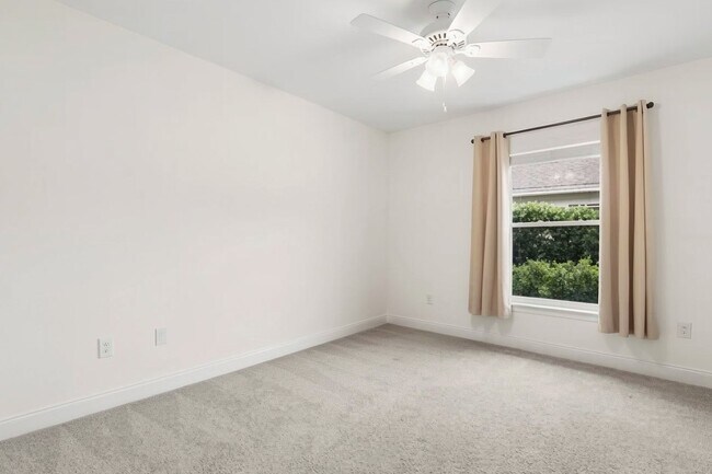 Building Photo - 30429 Island Club Dr