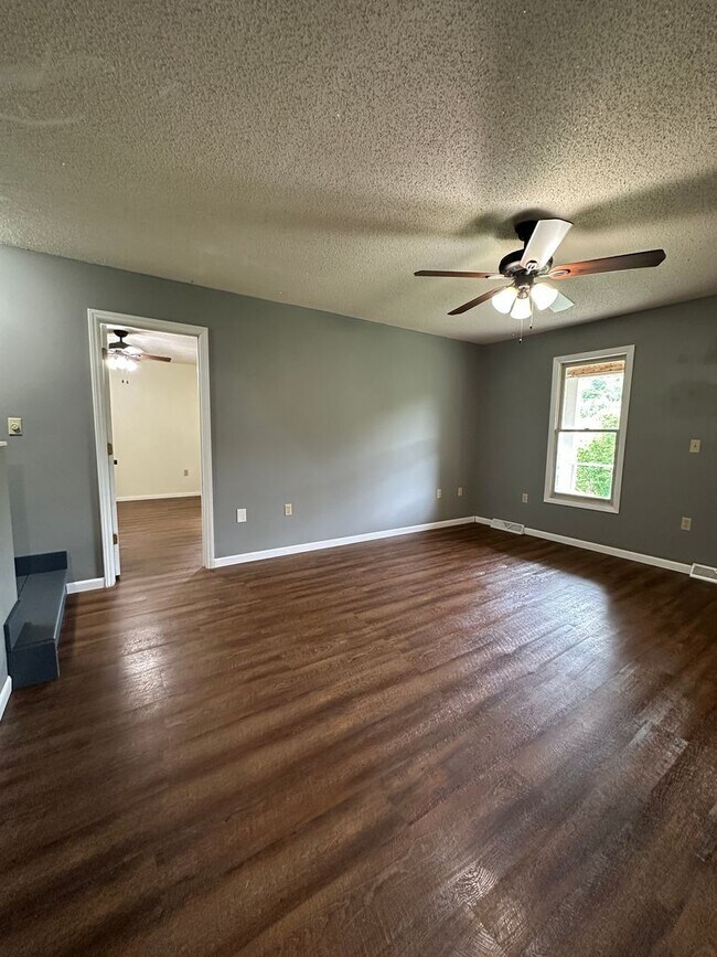Building Photo - 3 bedroom, 2 bath house in Kingsport